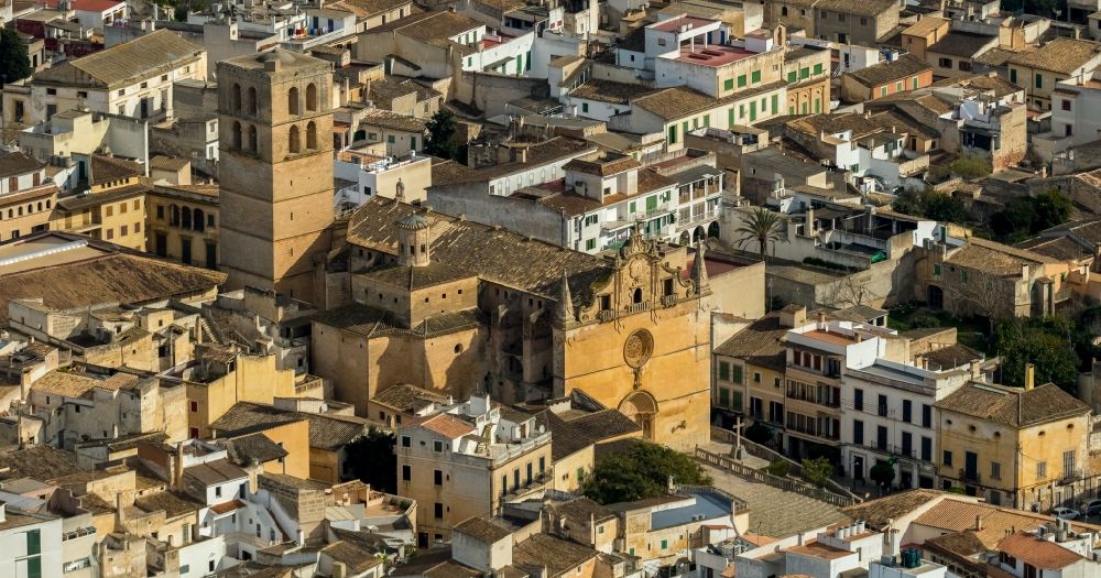 Luftbild Felanitx - Kirche Parròquia de Sant Miquel in Felanitx in Balearische Insel Mallorca, Spanien