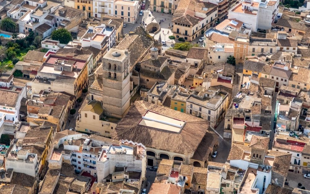 Luftaufnahme Felanitx - Kirche Parròquia de Sant Miquel in Felanitx in Balearische Insel Mallorca, Spanien