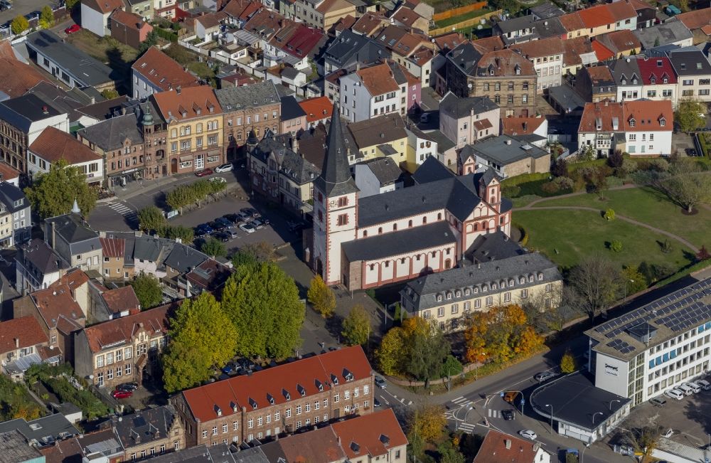 Luftbild Mettlach - Kirche St. Peter- eine dreischiffige spätromanische Basilika in Mettlach im Bundesland Saarland