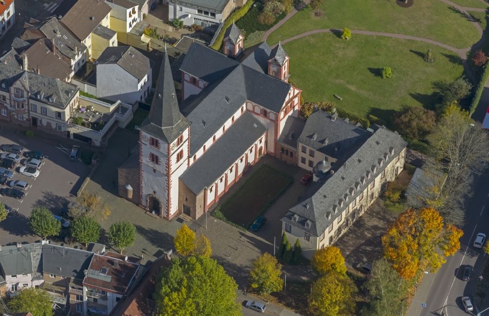 Mettlach aus der Vogelperspektive: Kirche St. Peter- eine dreischiffige spätromanische Basilika in Mettlach im Bundesland Saarland
