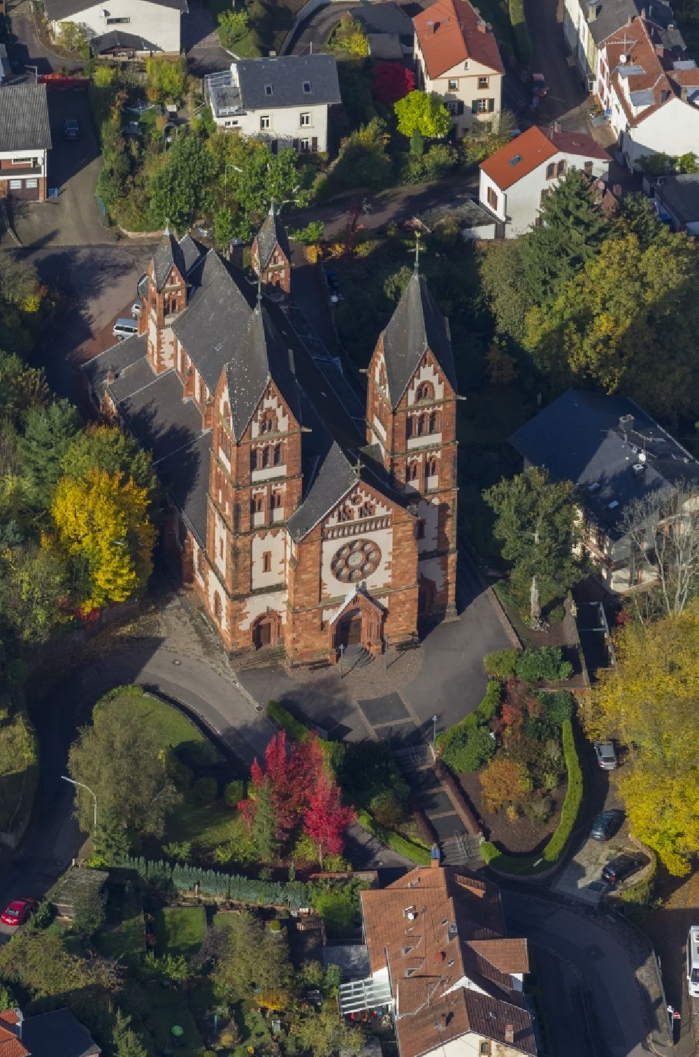 Luftaufnahme Mettlach - Kirche / Pfarrkirche Sankt Lutwinus in Mettlach im Bundesland Saarland