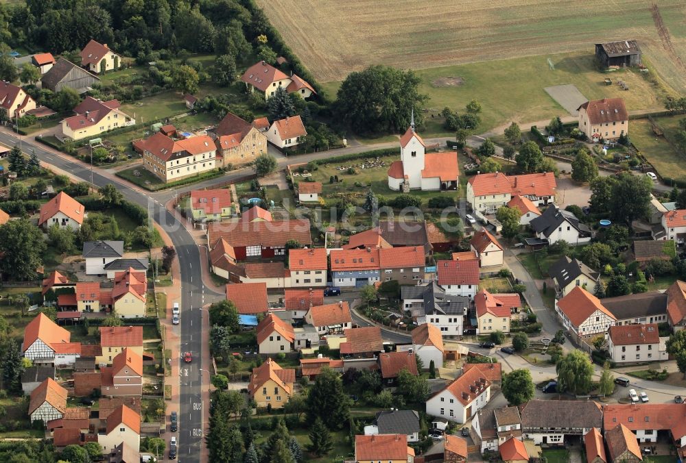 Kornhochheim aus der Vogelperspektive: Kirche Sankt Nikolaus und umliegende Wohnhäuser an der Hauptstraße in Kornhochheim in Thüringen