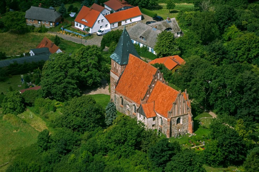 Luftaufnahme Glowe OT Bobin - Kirche Sankt Pauli im Ortsteil Bobbin der Gemeinde Glowe auf der Insel Rügen in Mecklenburg-Vorpommern