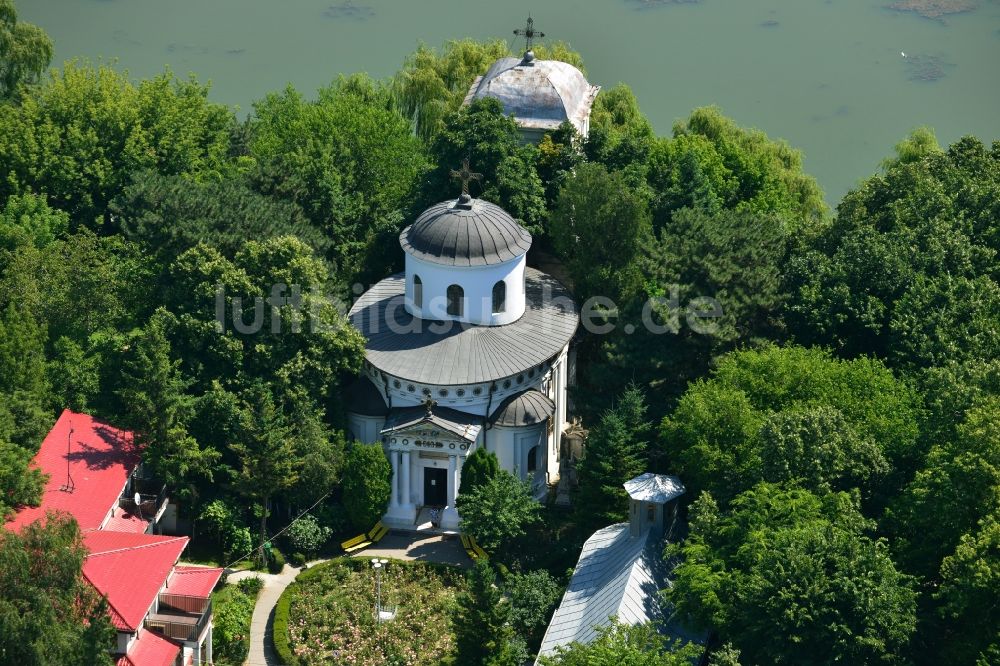 Bukarest von oben - Kirche am Ufer des Lacul Tei im Stadtzentrum der Hauptstadt Bukarest in Rumänien