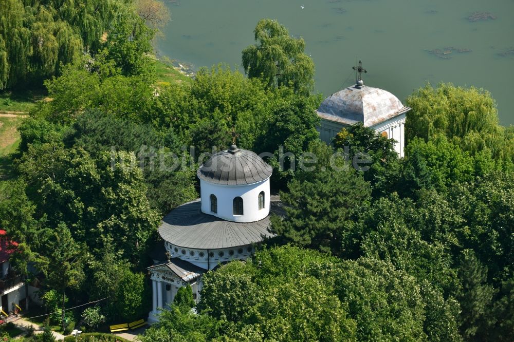 Bukarest aus der Vogelperspektive: Kirche am Ufer des Lacul Tei im Stadtzentrum der Hauptstadt Bukarest in Rumänien