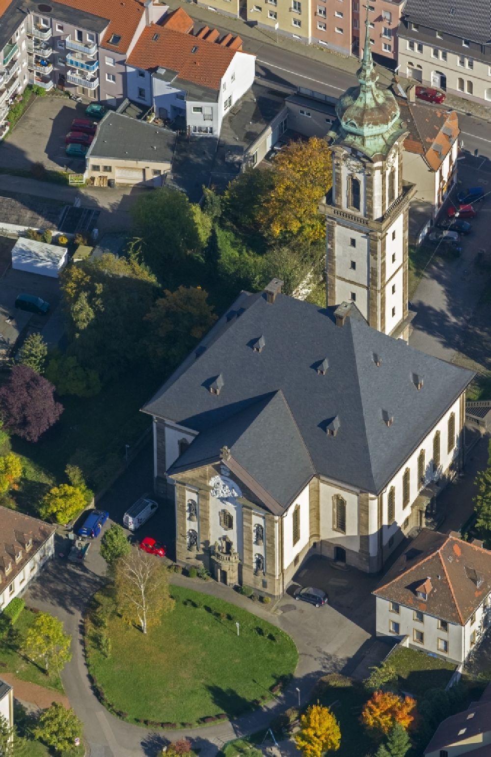 Völklingen aus der Vogelperspektive: Kirche / Versöhnungskirche in Völklingen im Saarland