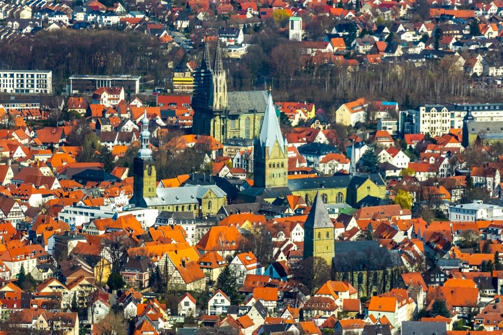 Soest von oben - Kirchen und Dom in der Innenstadt in Soest im Bundesland Nordrhein-Westfalen, Deutschland