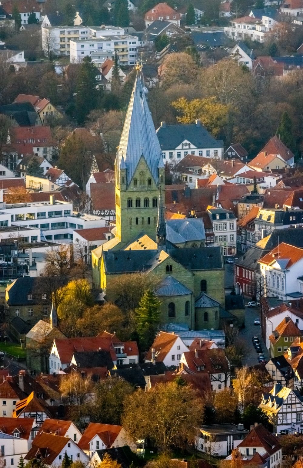 Luftaufnahme Soest - Kirchen und Dom in der Innenstadt in Soest im Bundesland Nordrhein-Westfalen, Deutschland