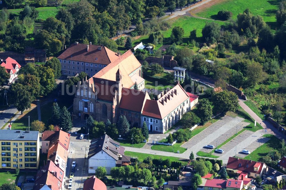Luftaufnahme Chojna - Kirchenbau Kosciol pw Swietej Trojcy - Dreifaltigkeitskirche in Chojna in Polen