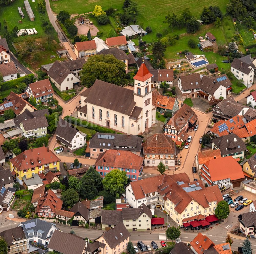 Münchweier aus der Vogelperspektive: Kirchengebäude in der Dorfmitte in Münchweier im Bundesland Baden-Württemberg, Deutschland