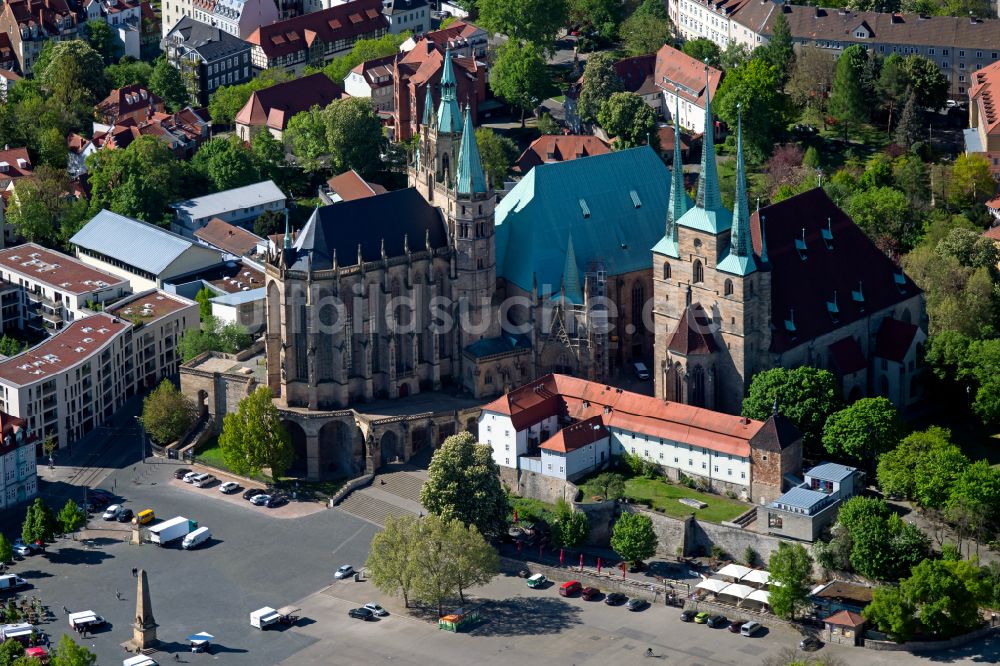 Erfurt von oben - Kirchengebäude Erfurter Dom und Katholisches Pfarramt St. Severi an den Domstufen in Erfurt im Bundesland Thüringen