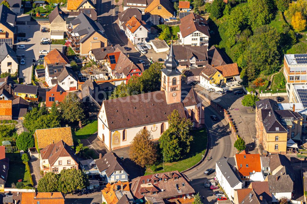 Luftaufnahme Kippenheim - Kirchengebäude der Evangelische Friedenskirche in Kippenheim im Bundesland Baden-Württemberg, Deutschland