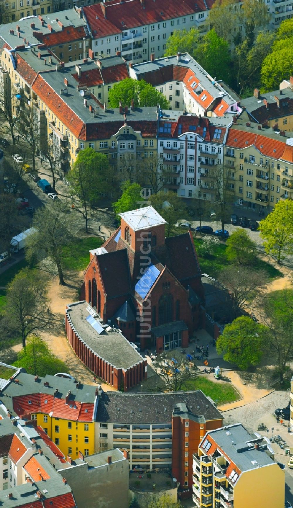 Luftbild Berlin - Kirchengeb?ude der Genezarethkirche am Herrfurthplatz im  Ortsteil Neuk?lln in Berlin, Deutschland