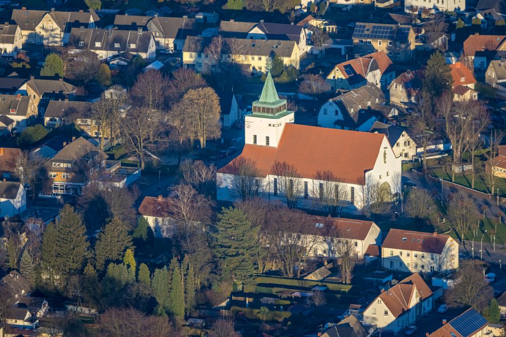 Luftaufnahme Gladbeck - Kirchengebäude der Katholischen Christ König Kirche in Gladbeck im Bundesland Nordrhein-Westfalen