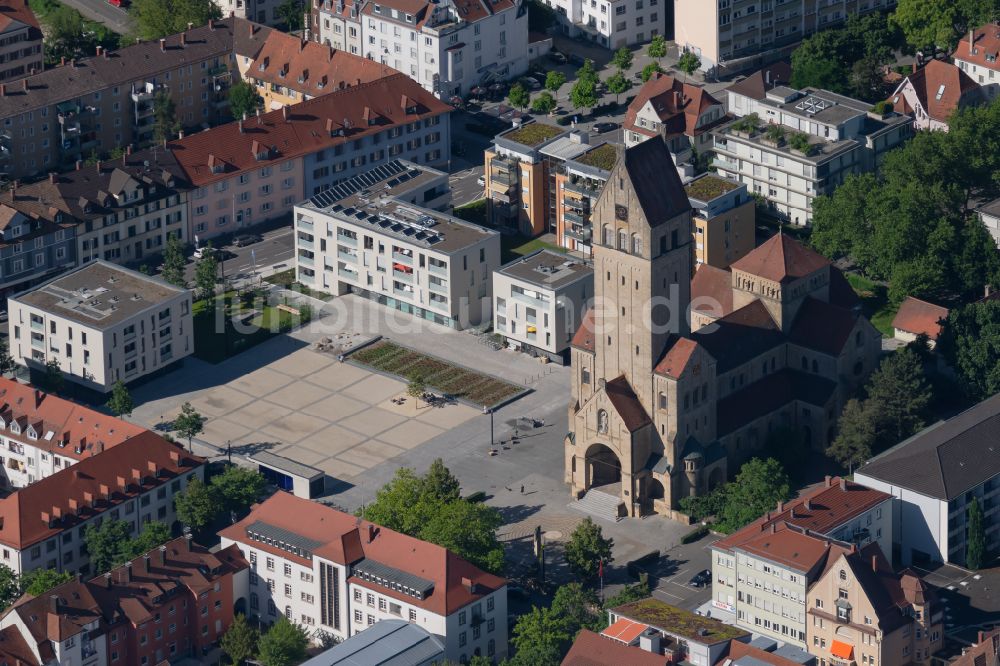 Singen (Hohentwiel) von oben - Kirchengebäude der Kirche Herz Jesu in Singen (Hohentwiel) im Bundesland Baden-Württemberg, Deutschland