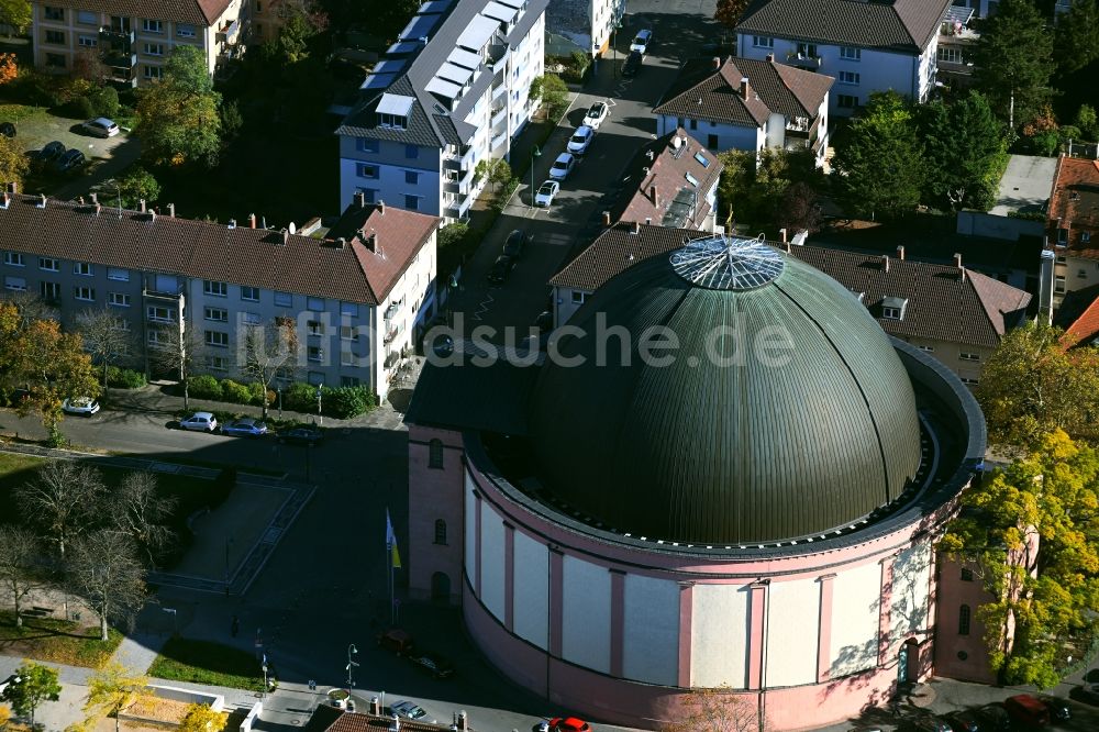 Luftaufnahme Darmstadt - Kirchengebäude der St. Ludwig Kuppelkirche im Altstadt- Zentrum in Darmstadt im Bundesland Hessen, Deutschland