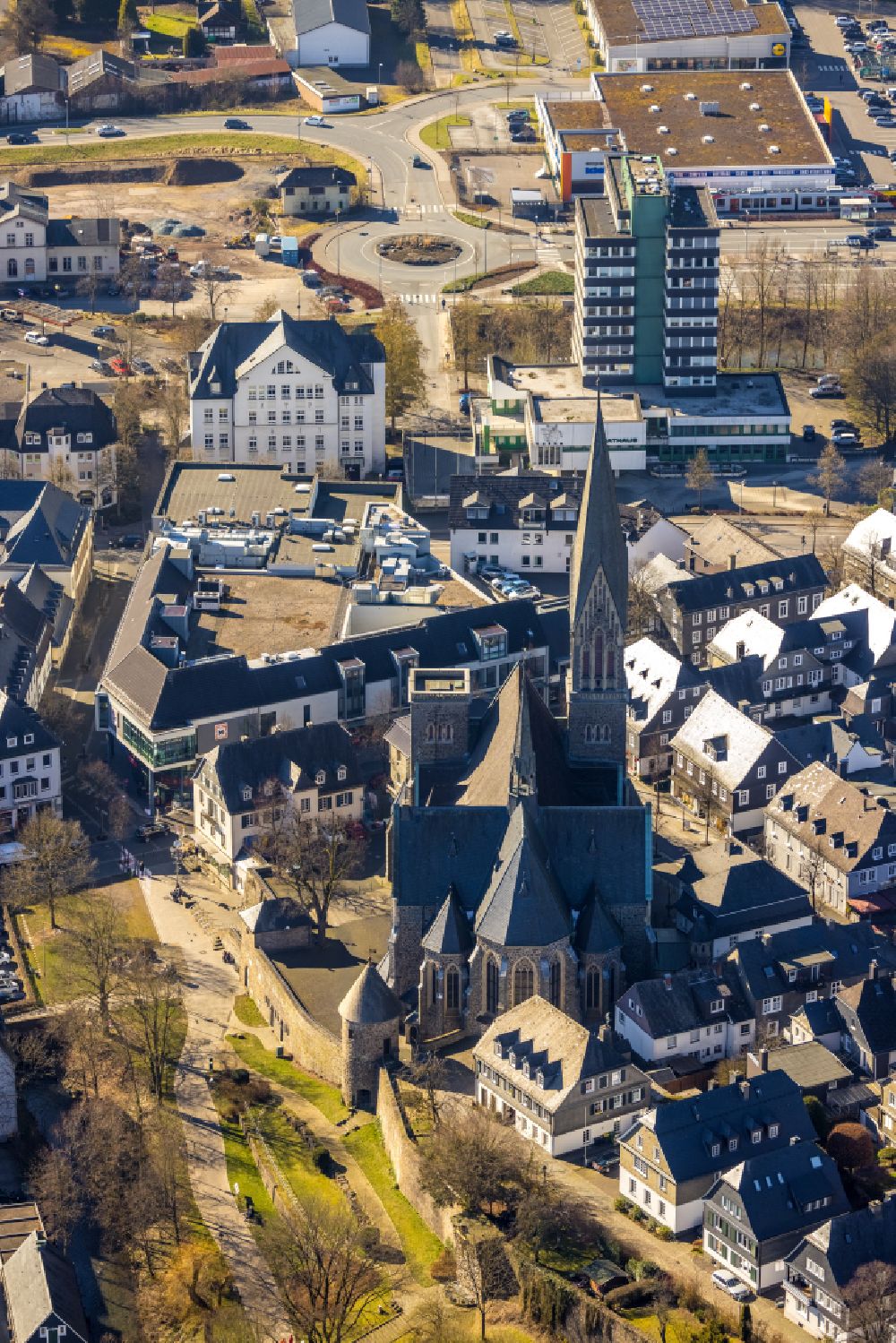 Olpe von oben - Kirchengebäude St.-Martinus-Kirche und Hexenturm in Olpe im Bundesland Nordrhein-Westfalen, Deutschland