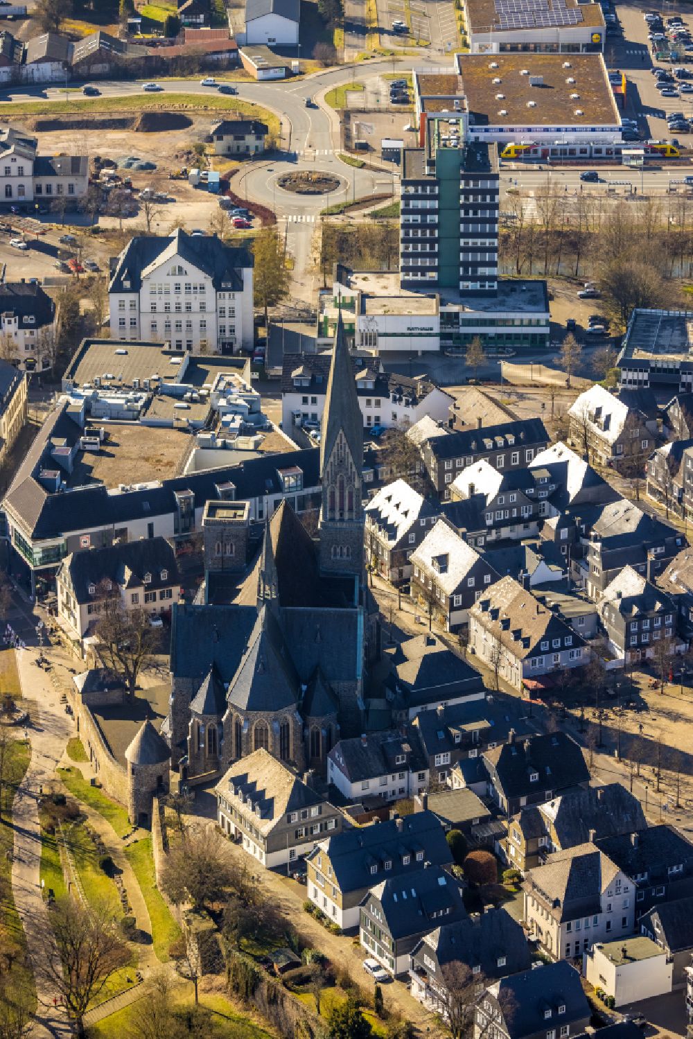 Olpe aus der Vogelperspektive: Kirchengebäude St.-Martinus-Kirche und Hexenturm in Olpe im Bundesland Nordrhein-Westfalen, Deutschland