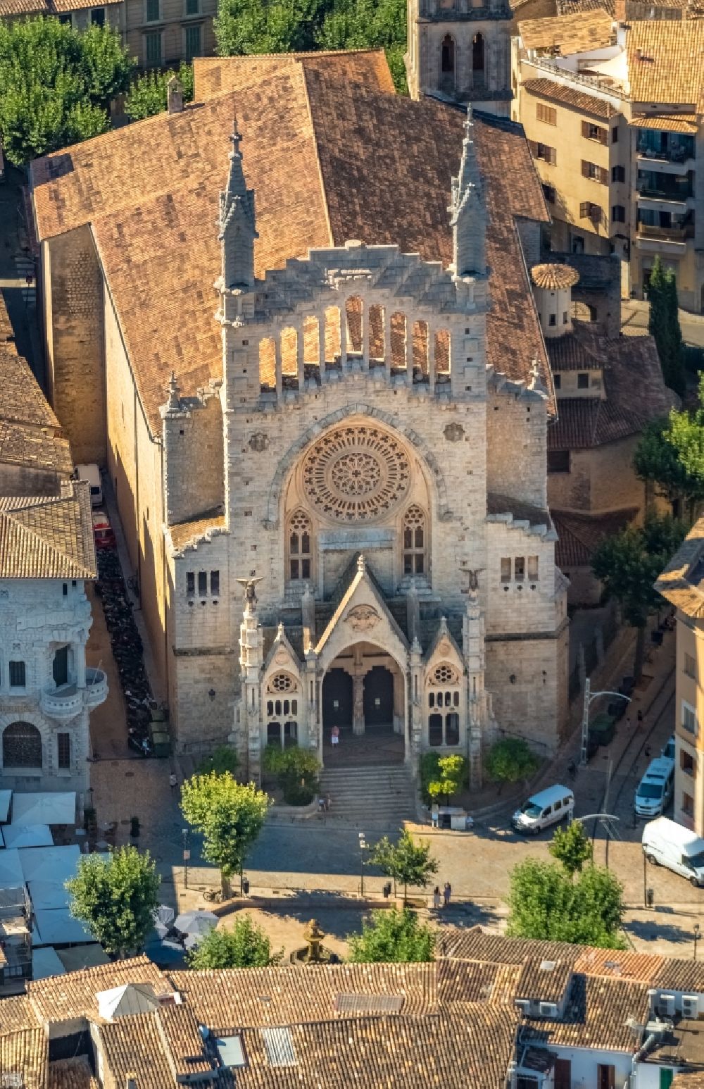 Soller aus der Vogelperspektive: Kirchengebäude in der Ortsmitte in Soller auf der balearischen Mittelmeerinsel Mallorca, Spanien