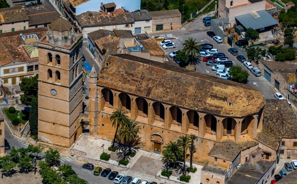 Muro aus der Vogelperspektive: Kirchengebäude der Parròquia Sant Joan Baptista an der Carrer Bisbe Ramon de Torrella in Muro in Balearische Insel Mallorca, Spanien