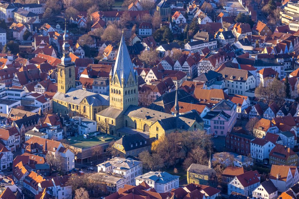 Soest von oben - Kirchengebäude St. Patrokli-Dom und St. Petri in Soest im Bundesland Nordrhein-Westfalen, Deutschland
