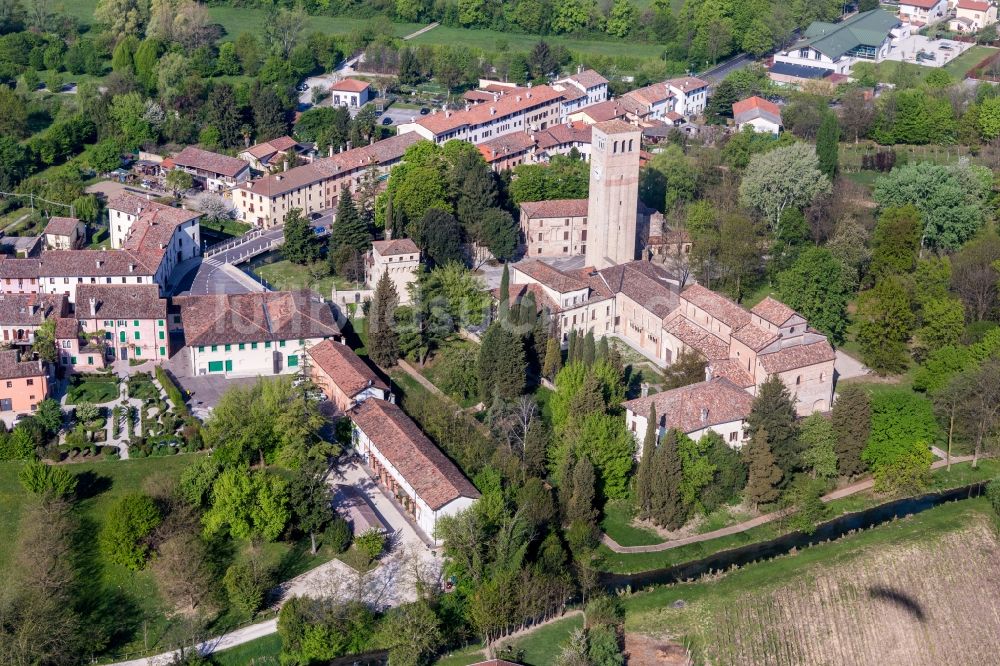 Luftaufnahme Sesto Al Reghena - Kirchengebäude der Abbazia di Santa Maria in Silvis in Sesto Al Reghena in Friuli-Venezia Giulia, Italien