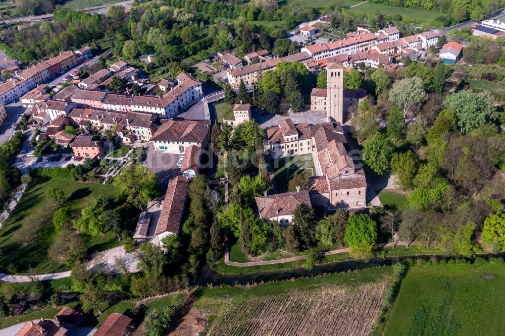 Sesto Al Reghena aus der Vogelperspektive: Kirchengebäude der Abbazia di Santa Maria in Silvis in Sesto Al Reghena in Friuli-Venezia Giulia, Italien