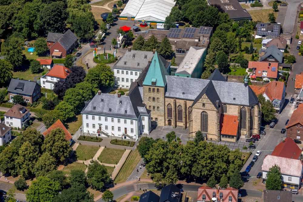 Luftbild Wadersloh - Kirchengebäude der Abteikriche Ss. Cosmas und Damian Liesborn in Wadersloh im Bundesland Nordrhein-Westfalen, Deutschland