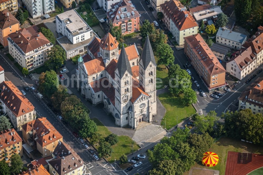 Würzburg aus der Vogelperspektive: Kirchengebäude St. Adalbero an der Weingartenstraße in Würzburg im Bundesland Bayern, Deutschland
