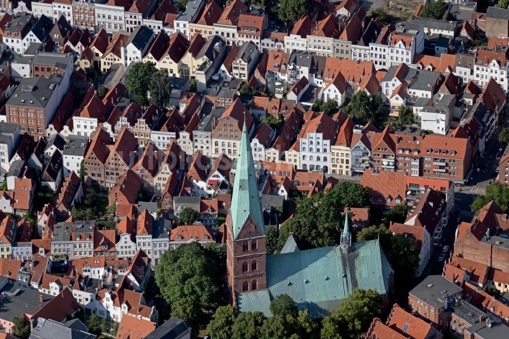 Lübeck von oben - Kirchengebäude St.-Aegidien-Kirche Lübeck in Lübeck im Bundesland Schleswig-Holstein, Deutschland