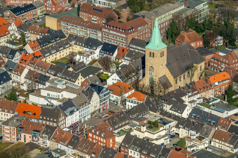 Dorsten von oben - Kirchengebäude der St. Agatha am Markt in Dorsten im Bundesland Nordrhein-Westfalen, Deutschland