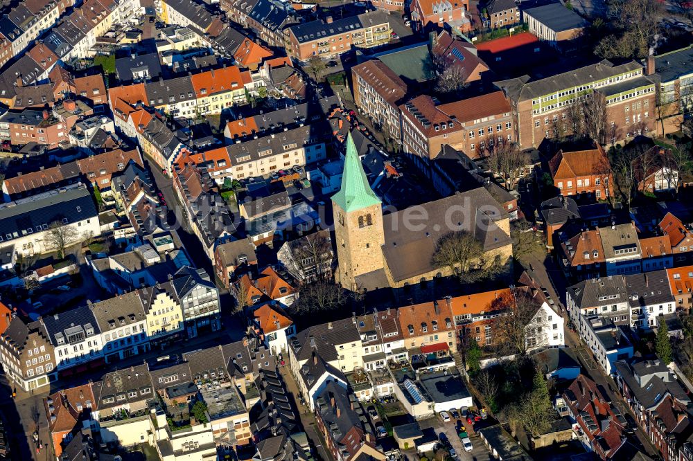 Dorsten von oben - Kirchengebäude der St. Agatha am Markt in Dorsten im Bundesland Nordrhein-Westfalen, Deutschland