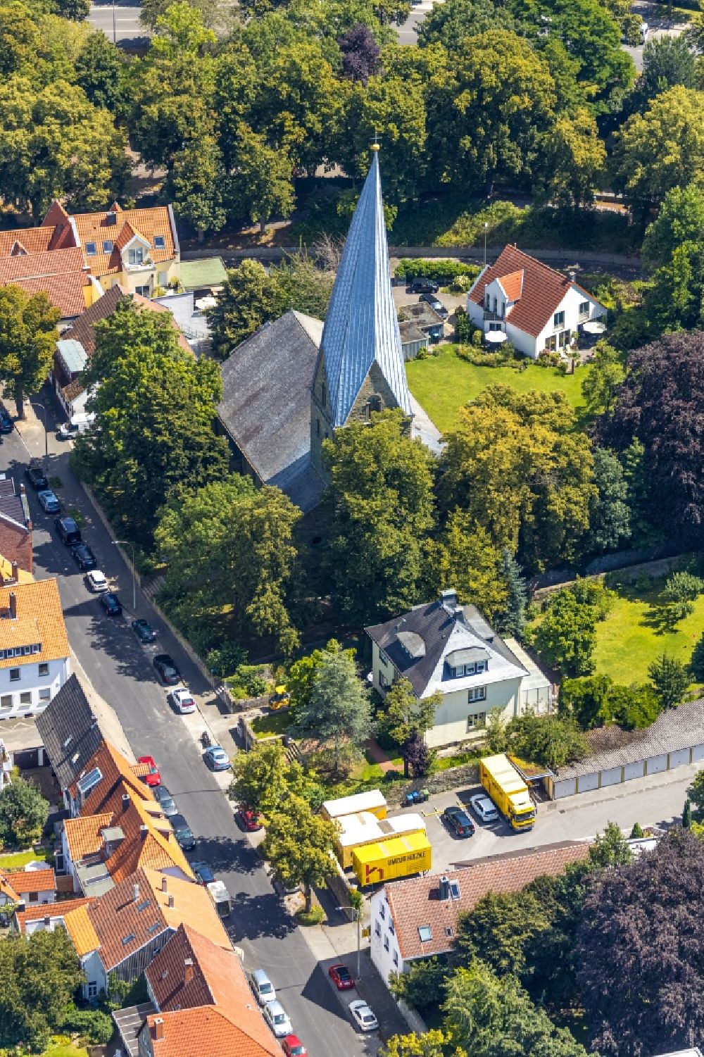 Soest von oben - Kirchengebäude der Alt St. Thomae auch Schiefer Turm an der Thomästraße in Soest im Bundesland Nordrhein-Westfalen, Deutschland