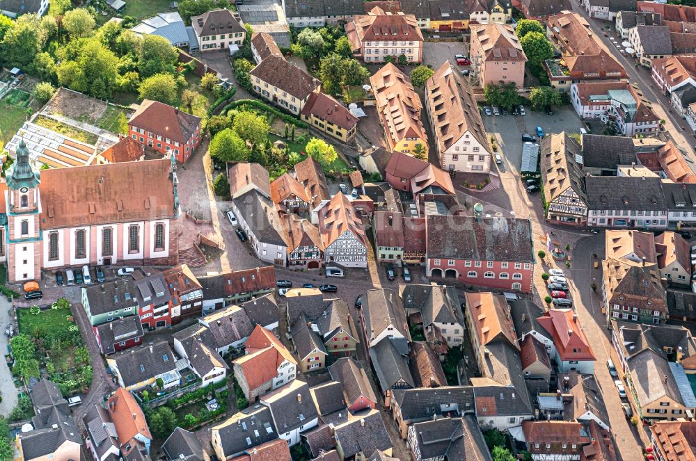 Ettenheim aus der Vogelperspektive: Kirchengebäude im Altstadt- Zentrum in Ettenheim im Bundesland Baden-Württemberg, Deutschland