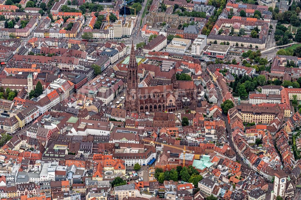 Freiburg im Breisgau von oben - Kirchengebäude und Altstadt- Zentrum in Freiburg im Breisgau im Bundesland Baden-Württemberg, Deutschland