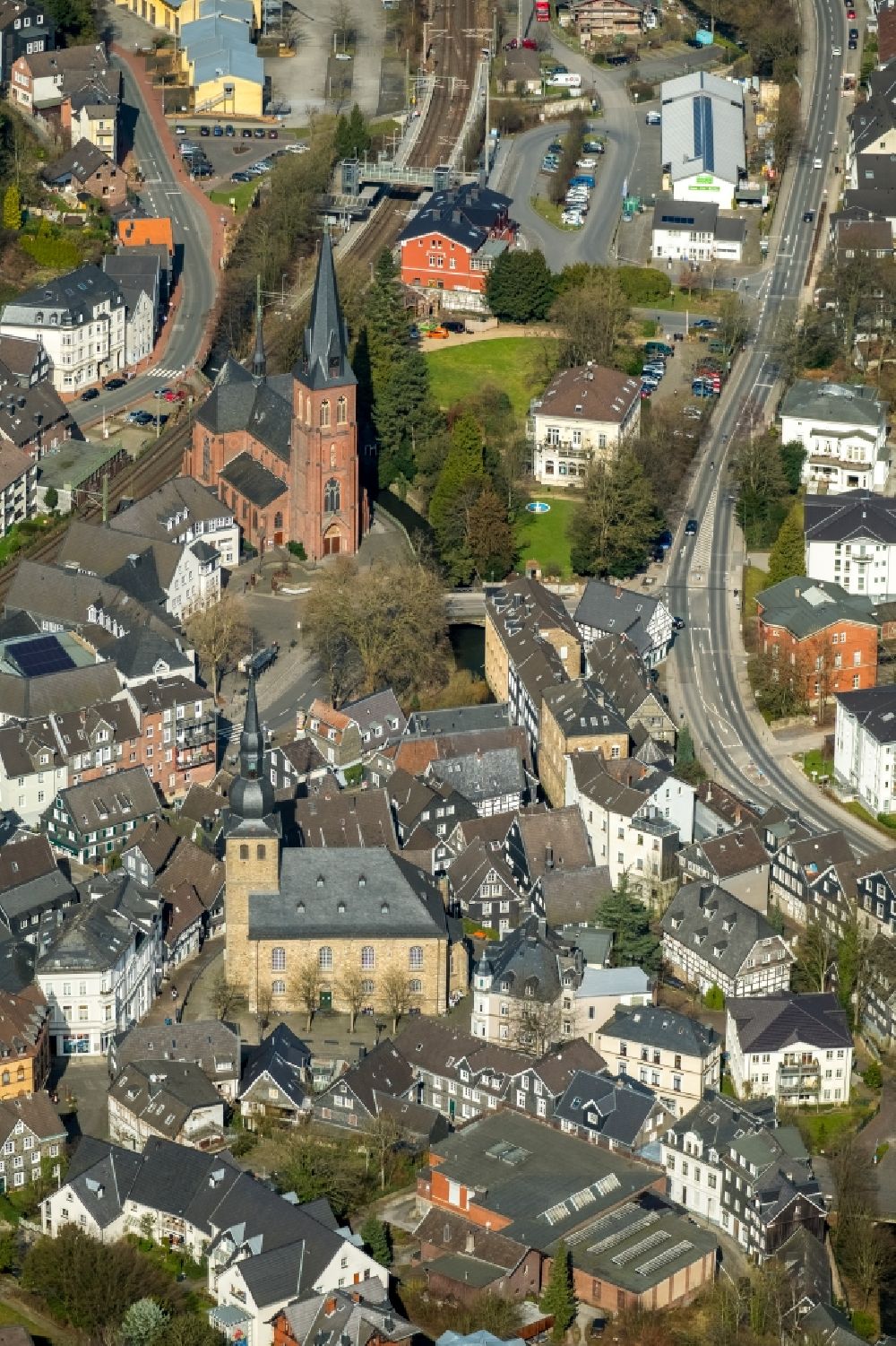 Velbert aus der Vogelperspektive: Kirchengebäude im Altstadt- Zentrum im Ortsteil Langenberg in Velbert im Bundesland Nordrhein-Westfalen
