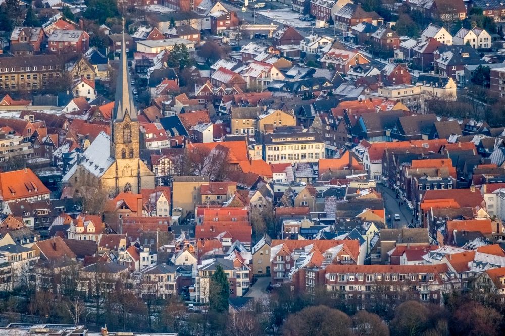 Werne von oben - Kirchengebäude im Altstadt- Zentrum in Werne im Bundesland Nordrhein-Westfalen, Deutschland
