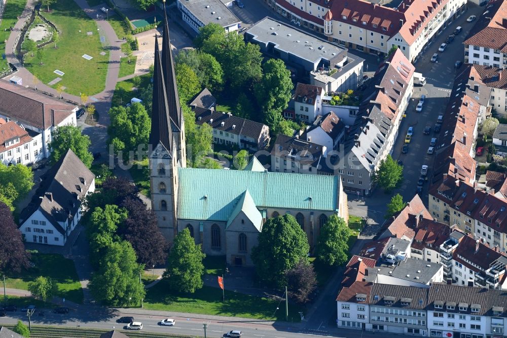 Bielefeld aus der Vogelperspektive: Kirchengebäude der Altstädter Nicolaikirche in Bielefeld im Bundesland Nordrhein-Westfalen, Deutschland