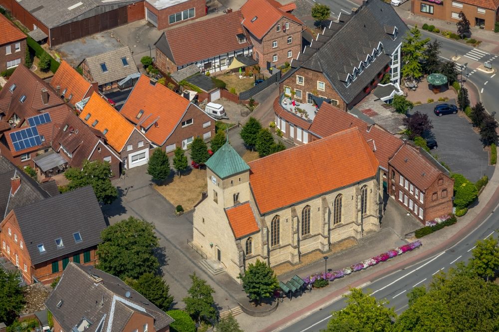 Luftbild Alverskirchen - Kirchengebäude der in Alverskirchen im Bundesland Nordrhein-Westfalen, Deutschland