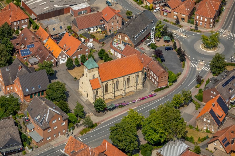 Luftaufnahme Alverskirchen - Kirchengebäude der in Alverskirchen im Bundesland Nordrhein-Westfalen, Deutschland