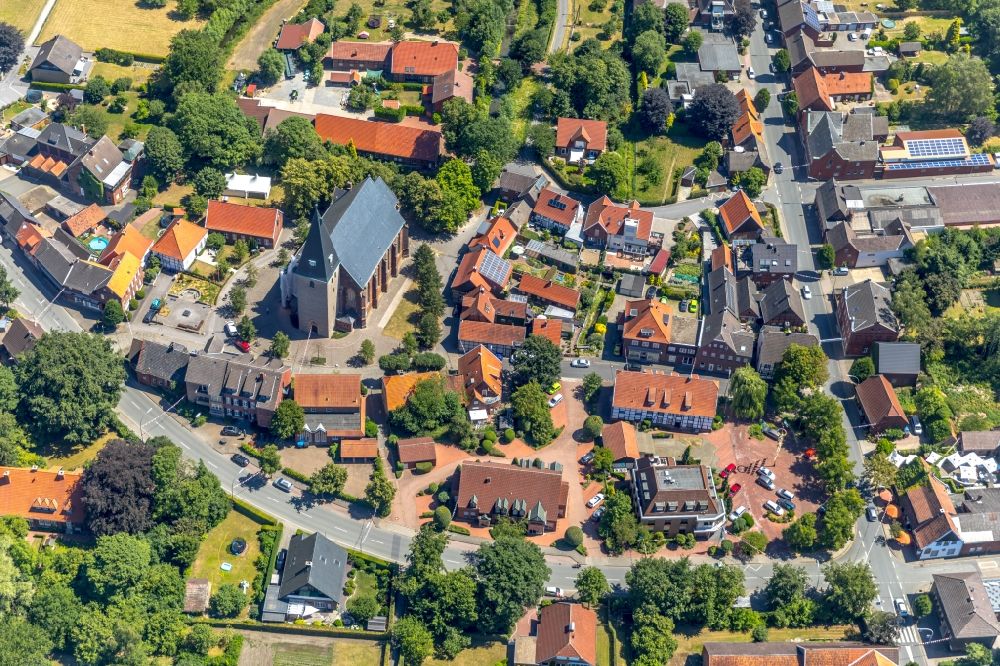 Luftbild Enniger - Kirchengebäude der Andachtsstätte der Sankt Mauritiuskirche in der Dorfmitte in Enniger im Bundesland Nordrhein-Westfalen, Deutschland