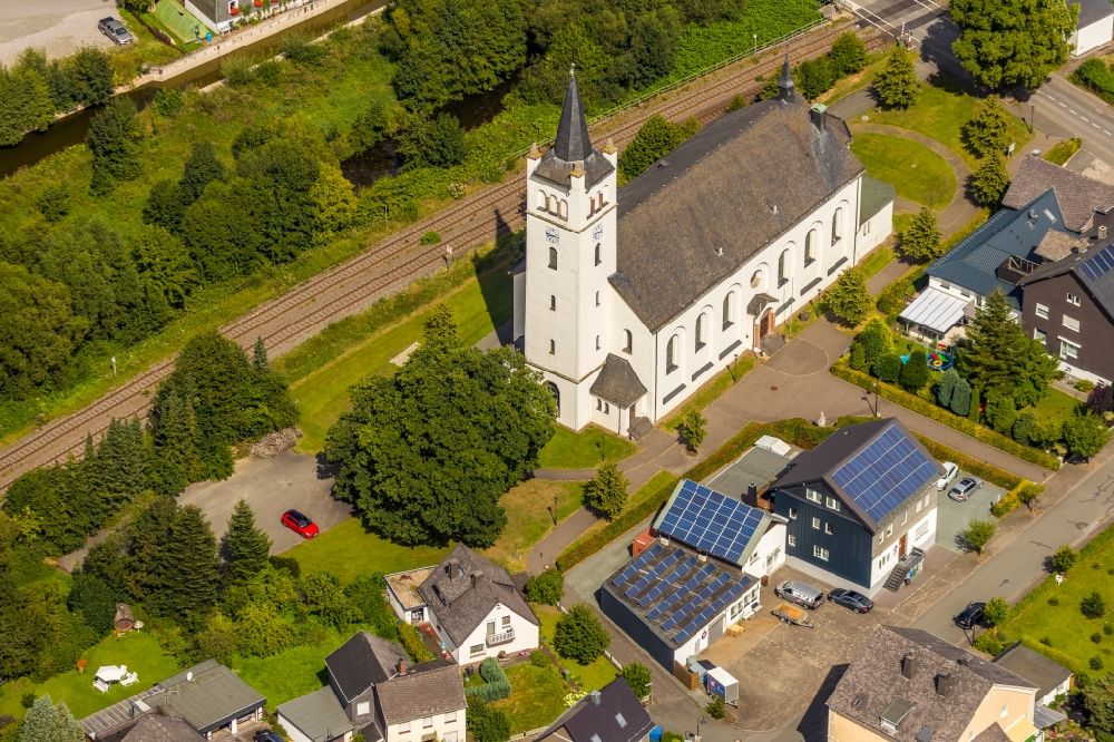 Bestwig von oben - Kirchengebäude St. Andreas im Ortsteil Velmede in Bestwig im Bundesland Nordrhein-Westfalen, Deutschland