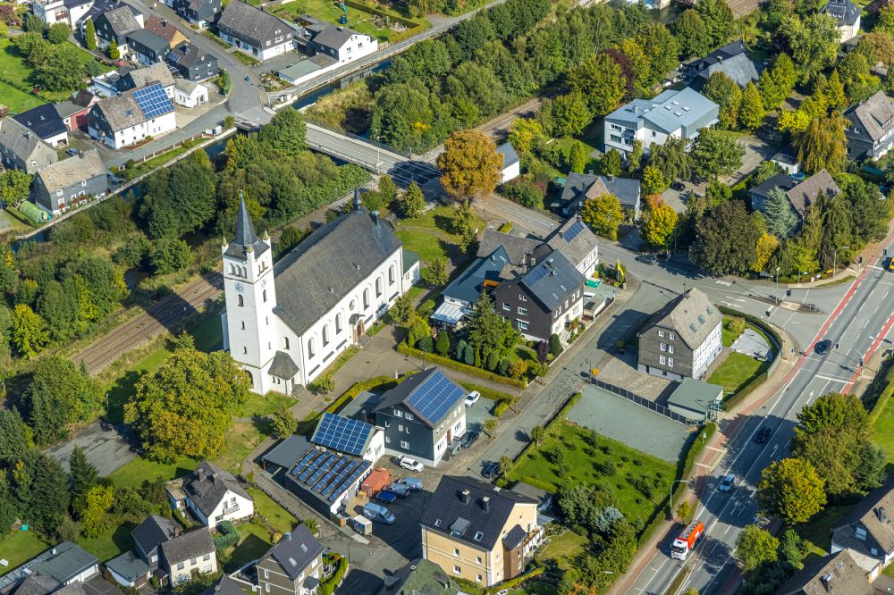 Bestwig von oben - Kirchengebäude der St. Andreaskirche in Bestwig im Bundesland Nordrhein-Westfalen