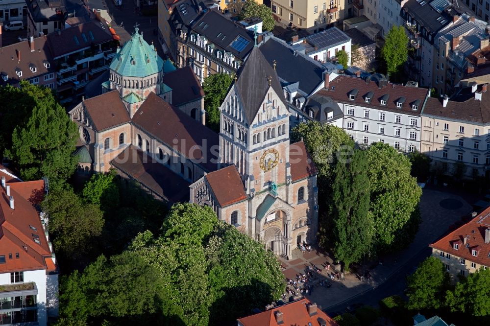 Luftaufnahme München - Kirchengebäude St. Anna im Stadtteil Altstadt-Lehel in München im Bundesland Bayern, Deutschland