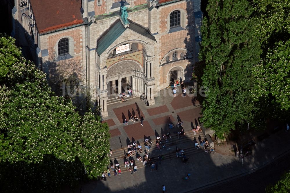 München aus der Vogelperspektive: Kirchengebäude St. Anna im Stadtteil Altstadt-Lehel in München im Bundesland Bayern, Deutschland