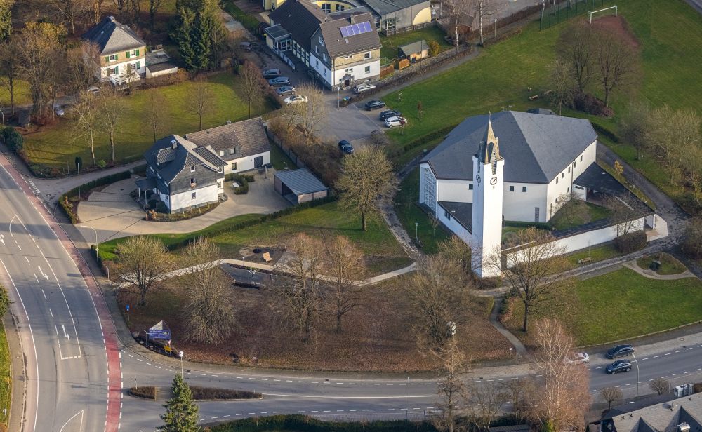 Bremke aus der Vogelperspektive: Kirchengebäude St. Antonius Einsiedler in Bremke im Bundesland Nordrhein-Westfalen, Deutschland
