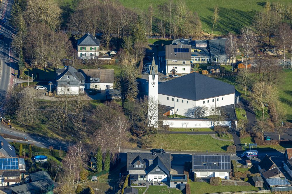 Luftbild Bremke - Kirchengebäude St. Antonius Einsiedler in Bremke im Bundesland Nordrhein-Westfalen, Deutschland