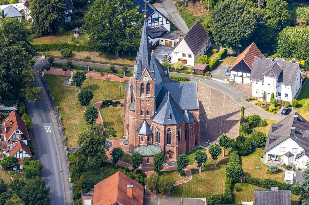 Halingen aus der Vogelperspektive: Kirchengebäude St. Antonius Einsiedler in Halingen im Bundesland Nordrhein-Westfalen, Deutschland