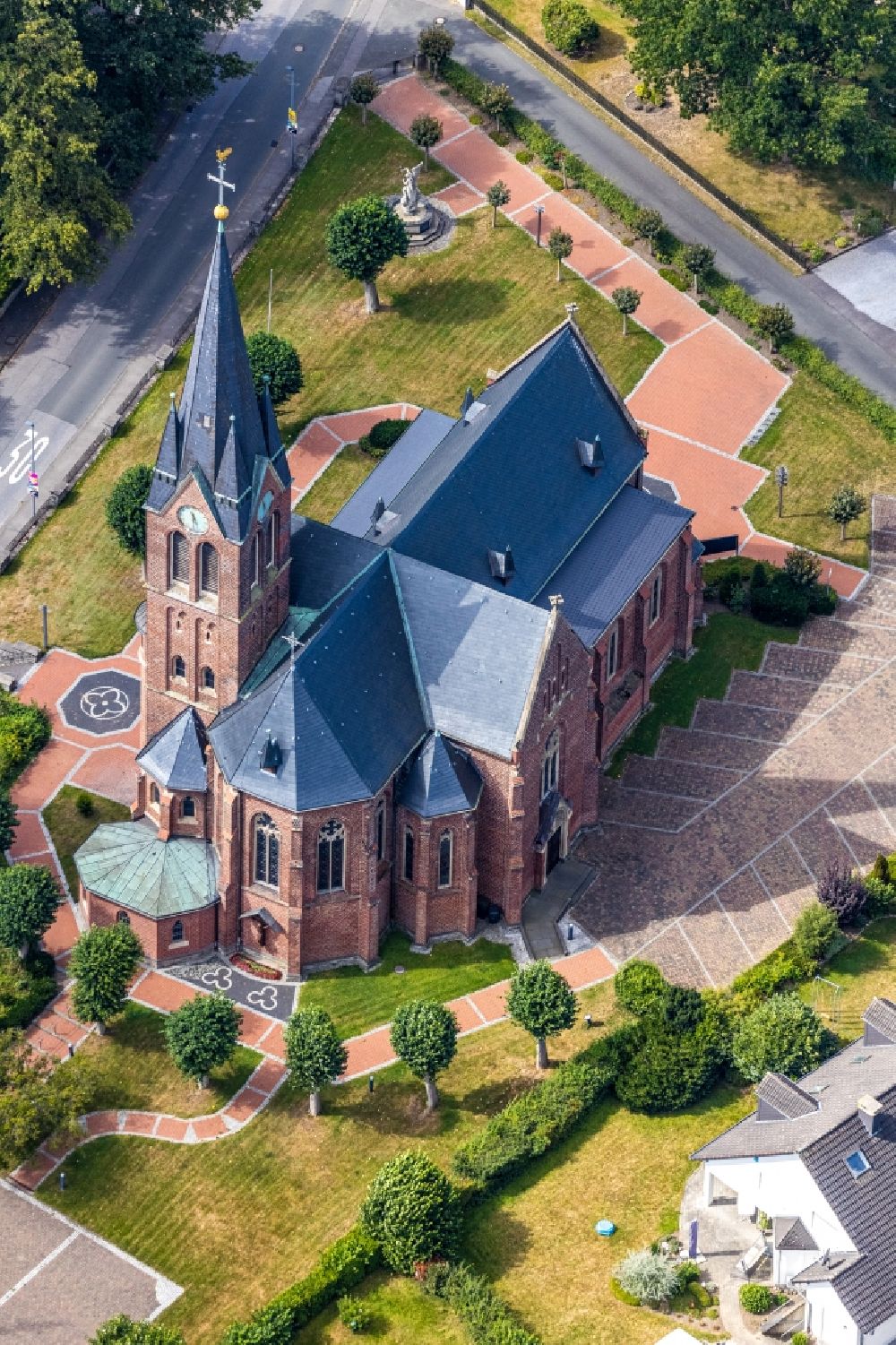 Halingen von oben - Kirchengebäude St. Antonius Einsiedler in Halingen im Bundesland Nordrhein-Westfalen, Deutschland
