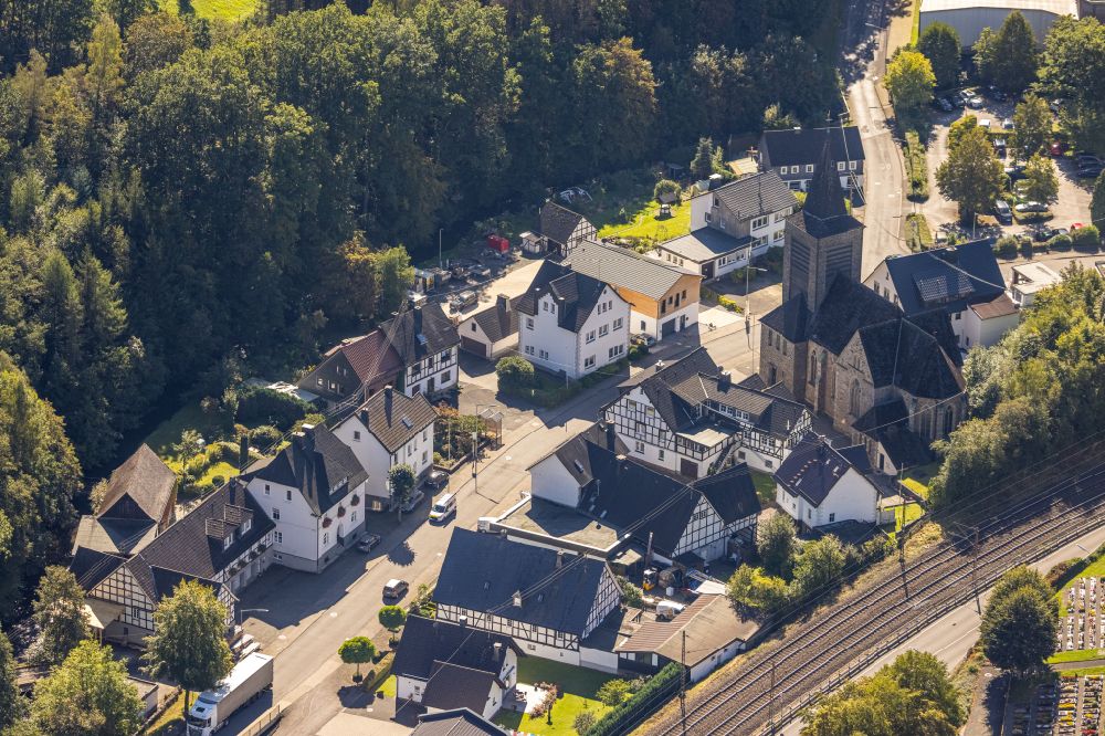 Hofolpe aus der Vogelperspektive: Kirchengebäude St. Antonius in Hofolpe im Bundesland Nordrhein-Westfalen, Deutschland
